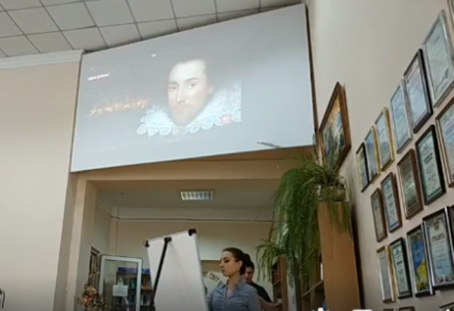 Студентка Оля Данильців упродовж усієї події малювала портрет Шекспіра